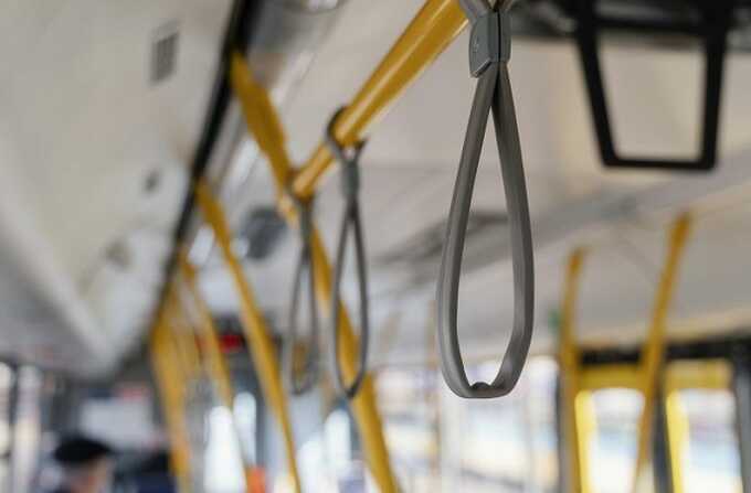 Извращенец попытался проникнуть под одежду школьницы в автобусе в Великом Новгороде