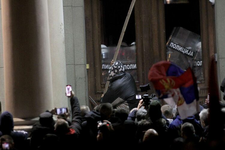 Demonstrators attempt to enter the town hall qhidddiqeeidzxatf